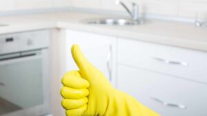 Pulisci le superfici della cucina senza rovinarle: realizza questo delicato detergente