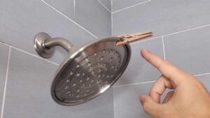 Se qualcuno lascia una molletta sul soffione della doccia, lo fa per un motivo preciso