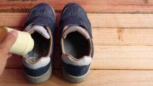 Conosci il trucco del borotalco per eliminare i cattivi odori dalle scarpe? Ecco cosa devi fare