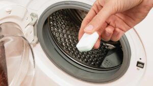 Se lo fai tutto lo sporco scomparirà dalla lavatrice: addio agli odori sgradevoli del tuo bucato