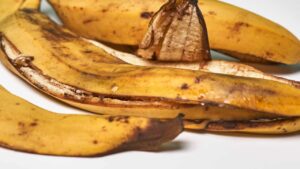 9 motivi per non gettare più le bucce di banana dopo averla mangiata