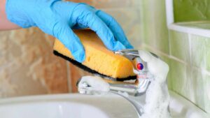 Per pulire il bagno bastano solo 3 ingredienti: li hai già tutti in casa
