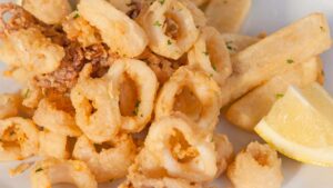 Il trucchetto di Benedetta Rossi per preparare i calamari fritti nella friggitrice ad aria: sono buonissimi