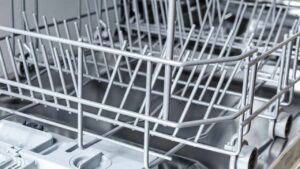 Puoi pulire il cestello della lavastoviglie senza ricorrere a prodotti chimici: quello che ti serve lo hai già in casa