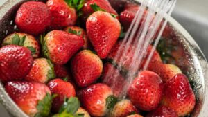 4 modi per pulire le fragole, eliminare i batteri e conservare tutto il loro sapore