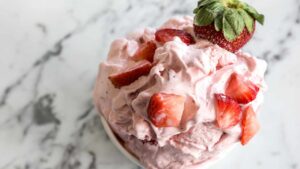 Gelato alla fragola pronto in pochi minuti e con soli due ingredienti: grazie a Benedetta Rossi ciao ciao gelateria