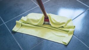 Si possono pulire i pavimenti senza usare i detersivi? La risposta è sì, ecco come