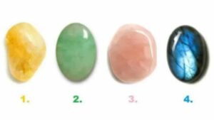 Guarda le 4 pietre e scegli quella che ti piace di più. Dopo leggi il significato corrispondente