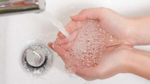 Sai perché l’acqua nel lavandino gira in senso orario? Questa è la risposta
