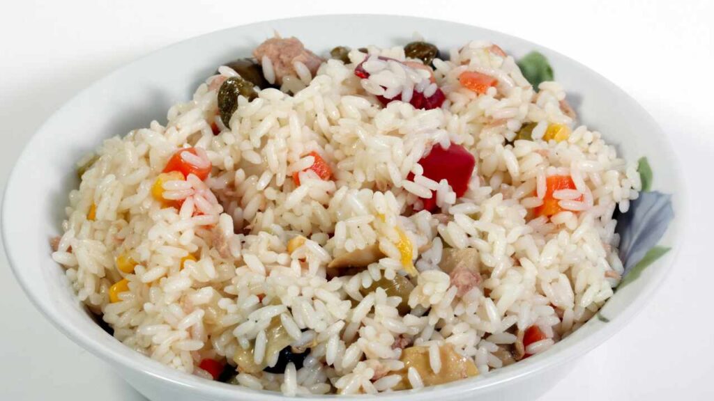 Quasi tutti facciamo questi errori quando prepariamo l’insalata di riso! Solo così sarà perfetta