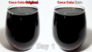 Un uomo lascia fuori un bicchiere di Coca-Cola e uno Coca-Cola Zero per 100 giorni: questo è ciò che è successo