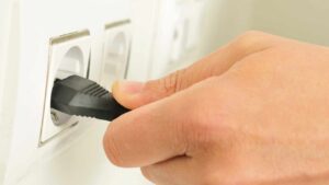 Quali sono gli elettrodomestici che dovresti scollegare prima di andare in vacanza e perché