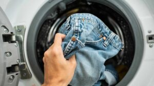 Uso sempre il rimedio di mia nonna per eliminare le macchie di olio dai jeans