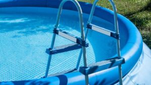 Come smontare e pulire una piscina prima dell’arrivo dell’inverno: segui questa guida