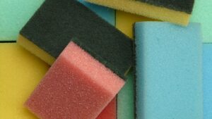 Le spugne per pulire la cucina e la casa sono superate, il nuovo trend è molto meglio