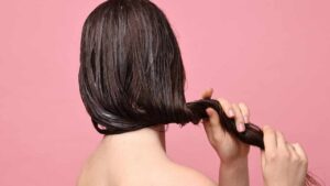 Tè verde per contrastare la caduta dei capelli: fai questo impacco semplicissimo dopo lo shampoo