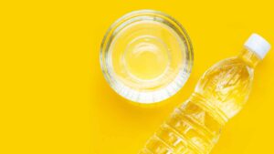 Mescola aceto e sale in un e spruzzalo nella stanza