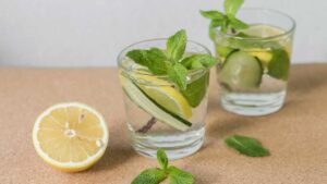 È l’acqua sgonfiante che ti purifica e ti aiuta a perdere peso. Acqua, limone, menta e cetriolo: prova questa ricetta
