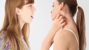 Ti gratti il collo mentre parli con qualcuno? Cosa significa secondo la psicologia