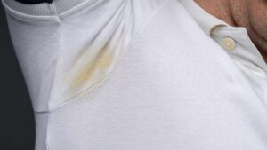 Passalo sulle macchie gialle di sudore e lascia agire, i tuoi vestiti torneranno puliti e profumati!