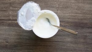 Anche tu hai l’abitudine di leccare il coperchio dello yogurt? Ecco cosa devi assolutamente sapere