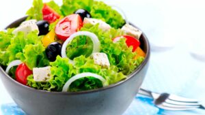 Come condire l’insalata per evitare gonfiori: cosa dicono i nutrizionisti