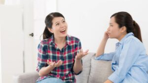 Parli sopra gli altri? 5 cause psicologiche che non immagini