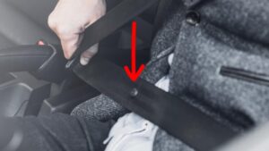 Hai mai notato quel piccolo bottone sulla cintura di sicurezza? Solo in pochi sanno a cosa serve davvero